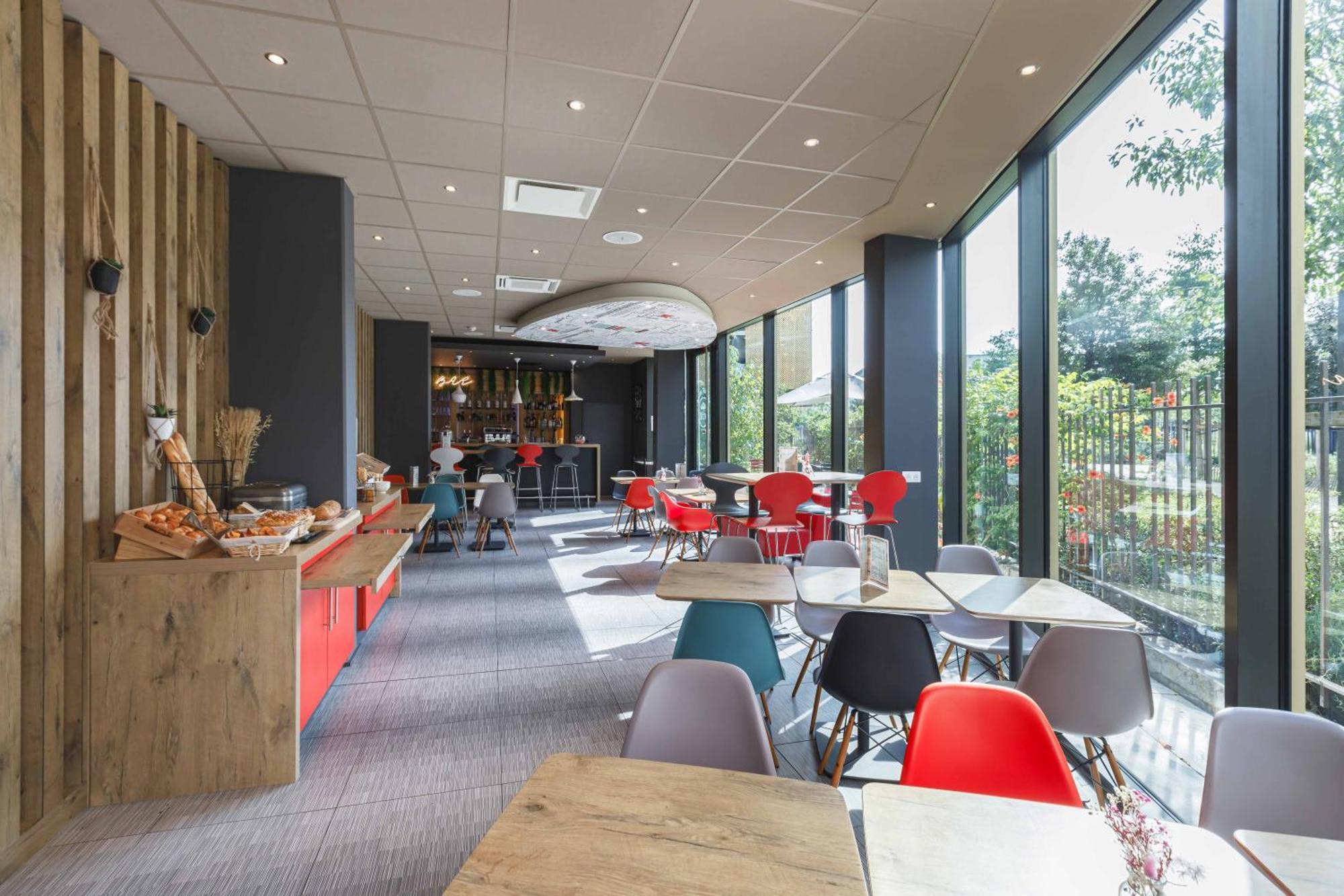 Ibis Lyon Carre De Soie Hotel 3*