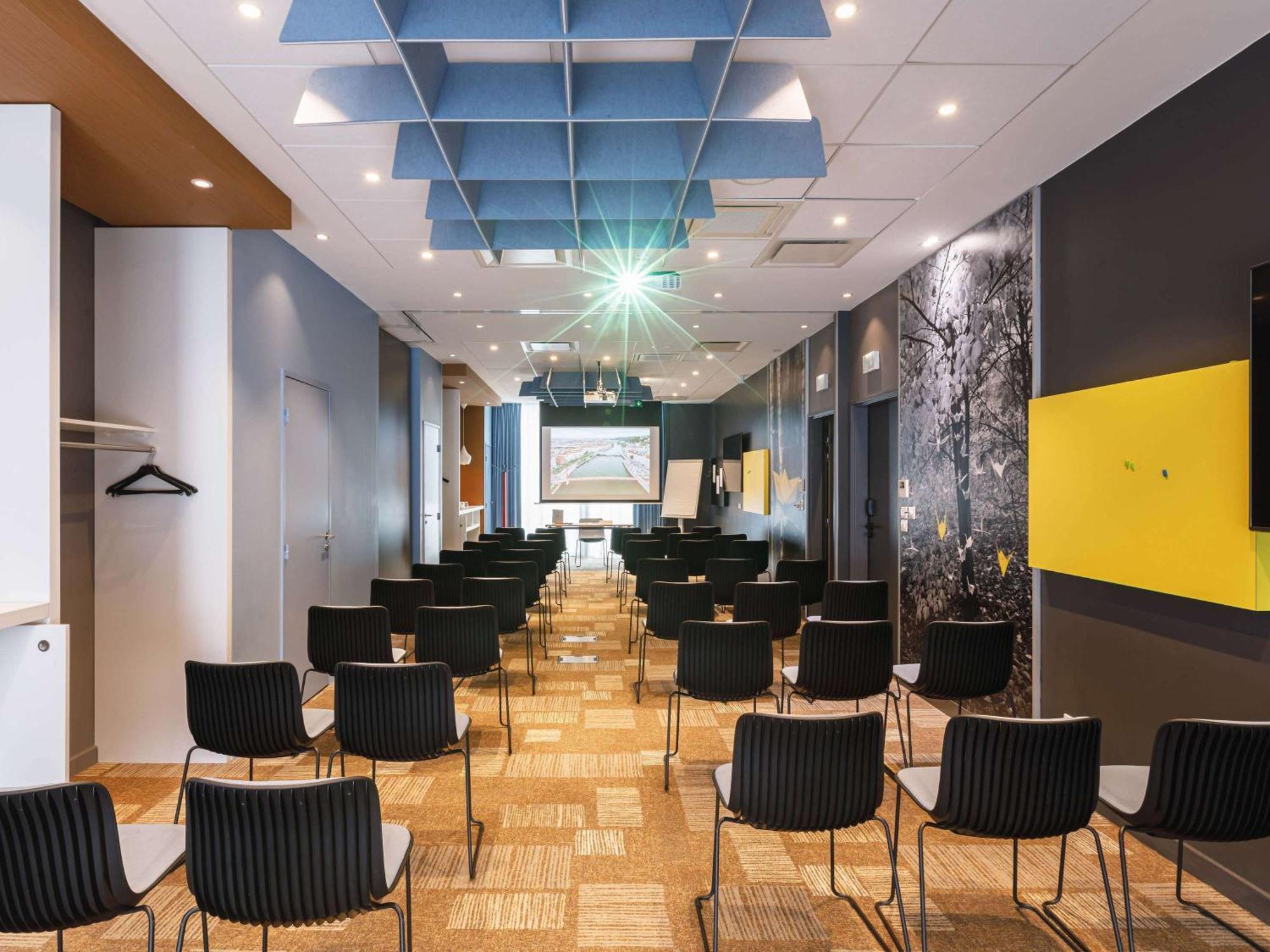 Hotel Ibis Lyon Carre De Soie 3*