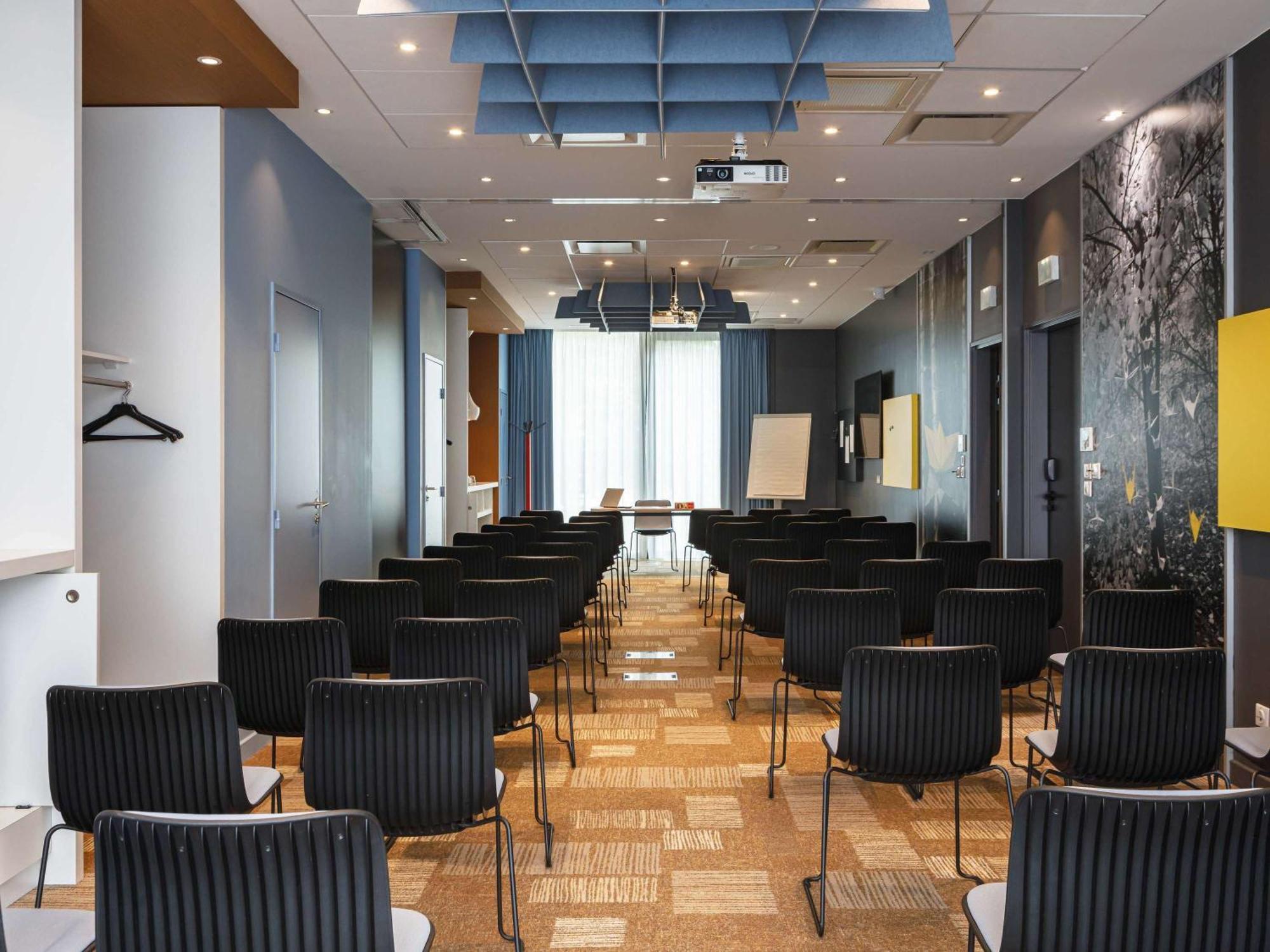 Ibis Lyon Carre De Soie 3*