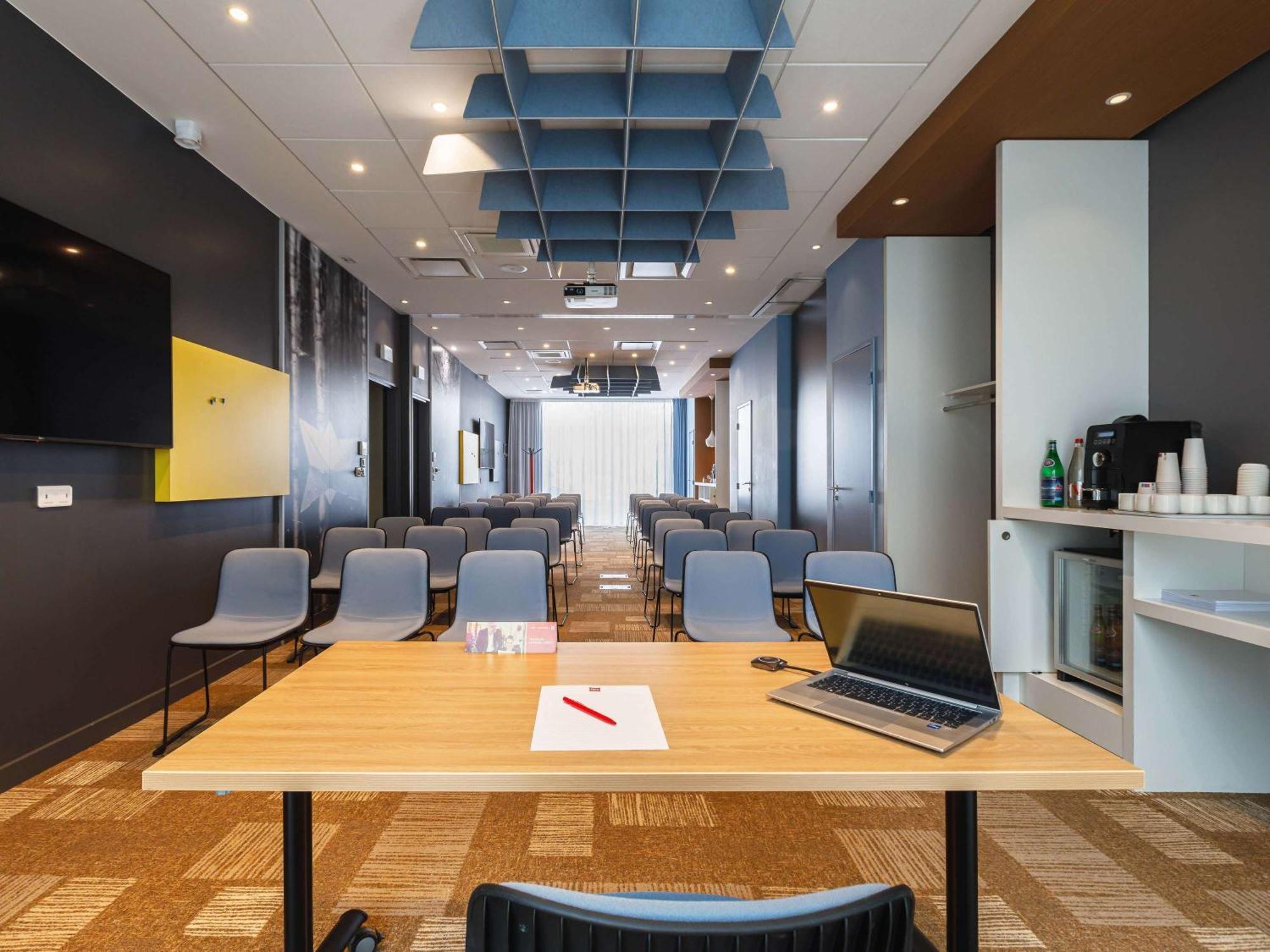 Ibis Lyon Carre De Soie Hotel 3*